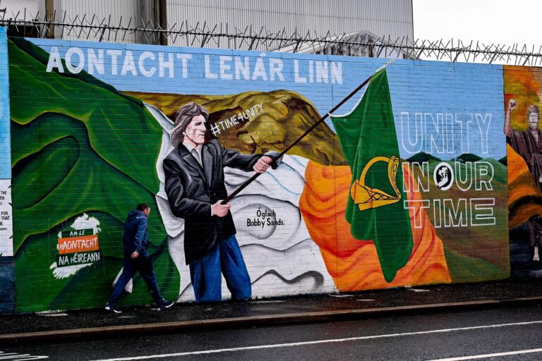 Belfast-Black-Taxi-Tour-Mural-Irish-Flag - Appetites Abroad